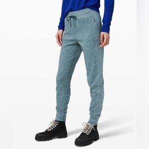 Lululemon Engineered  Warmth Jogger Submarine/White